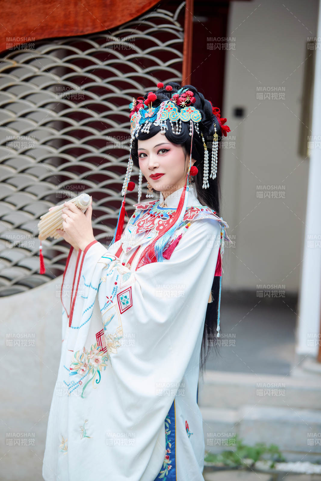 国潮戏曲服饰妆容手持油纸伞的中国美女图片