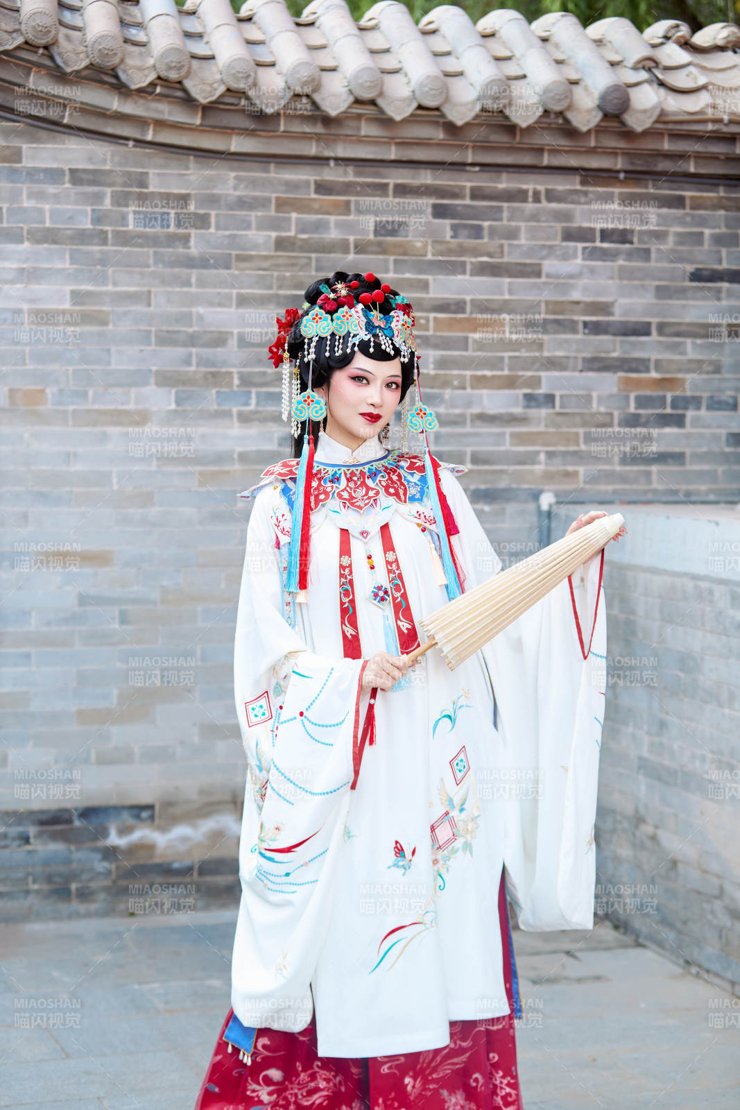 国潮戏曲服饰妆容手持油纸伞的中国美女图片