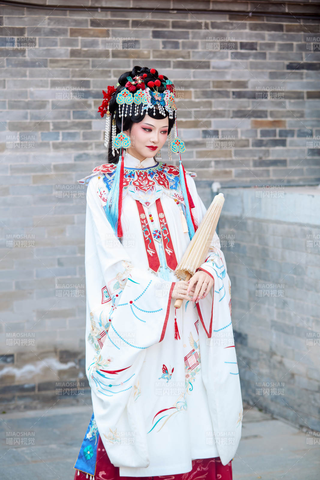 国潮戏曲服饰妆容手持油纸伞的中国美女图片