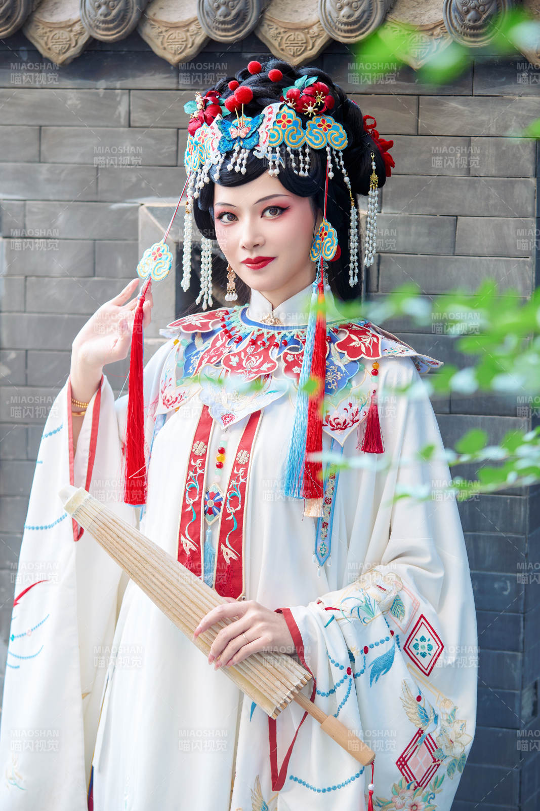 国潮戏曲服饰妆容手持油纸伞的中国美女图片