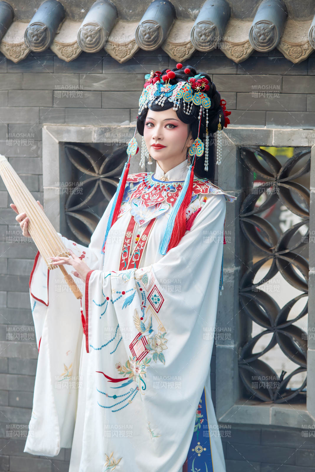 国潮戏曲服饰妆容手持油纸伞的中国美女图片