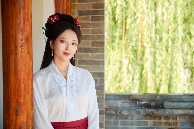 穿着中国汉族服饰马面裙的东方女性图片