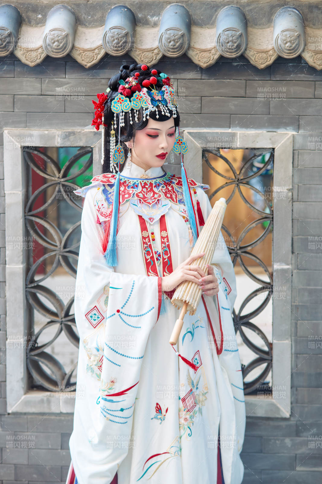 国潮戏曲服饰妆容手持油纸伞的中国美女图片