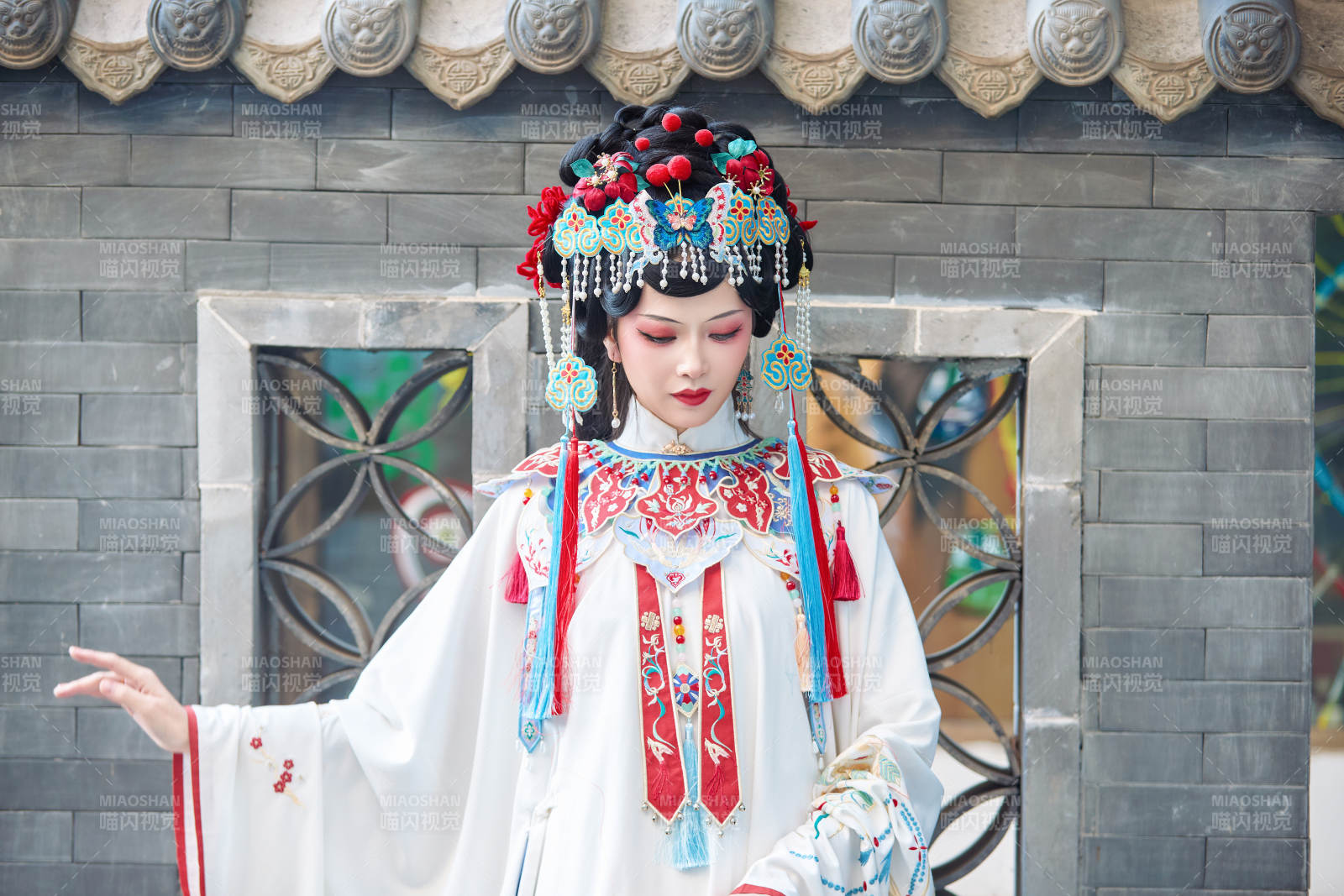 国潮戏曲服饰妆容手持油纸伞的中国美女图片