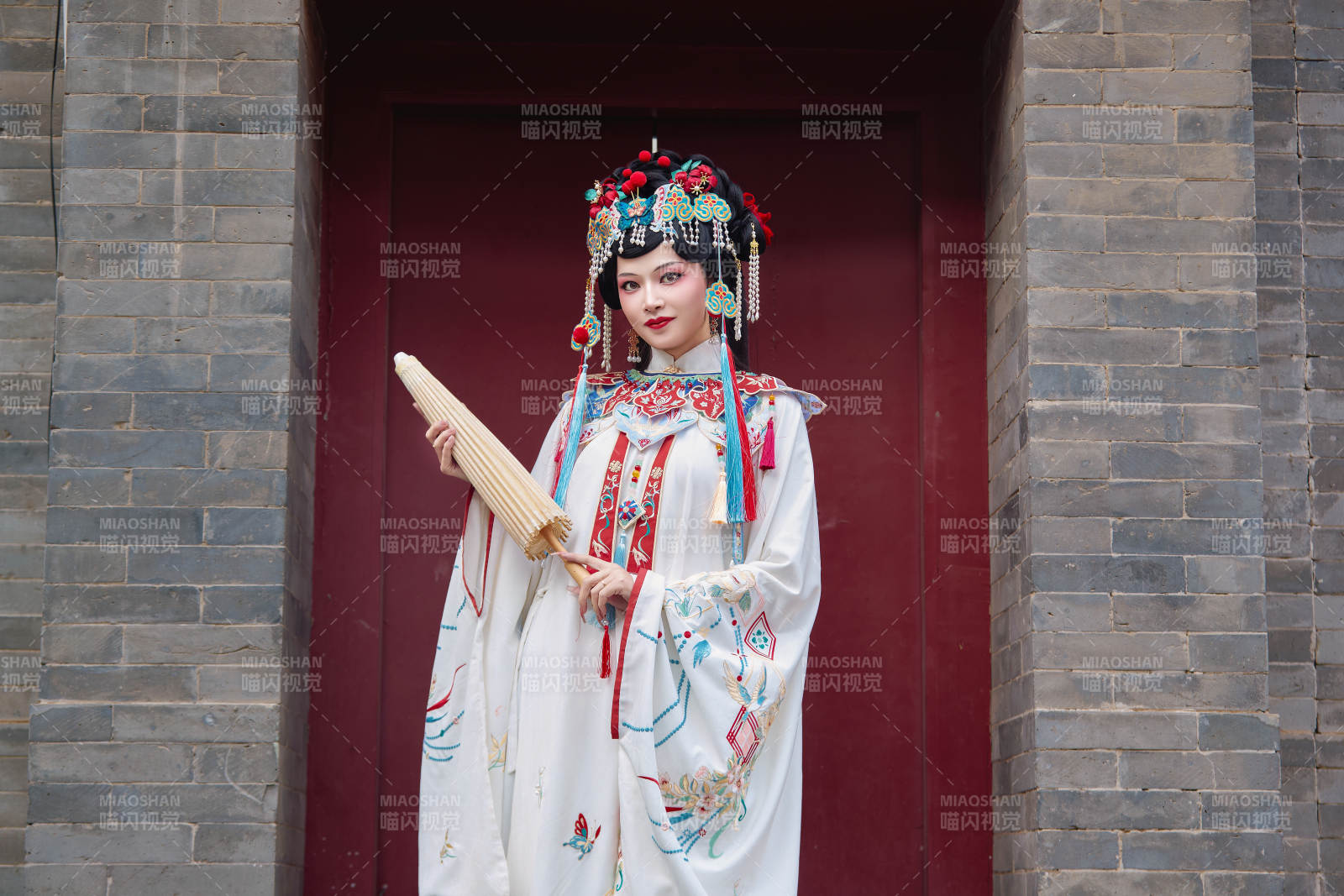 国潮戏曲服饰妆容手持油纸伞的中国美女图片