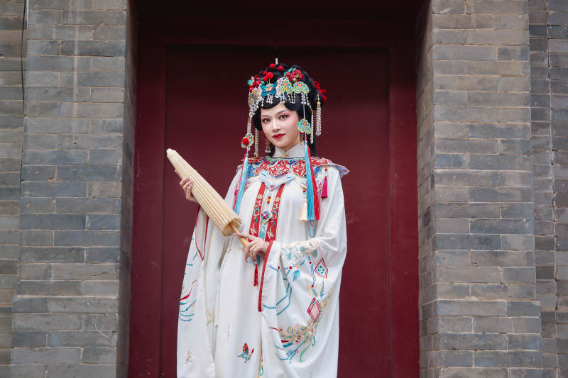 国潮戏曲服饰妆容手持油纸伞的中国美女图片