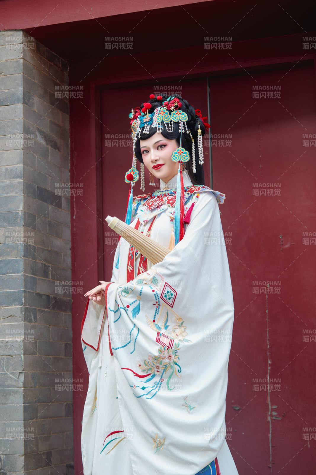 国潮戏曲服饰妆容手持油纸伞的中国美女图片