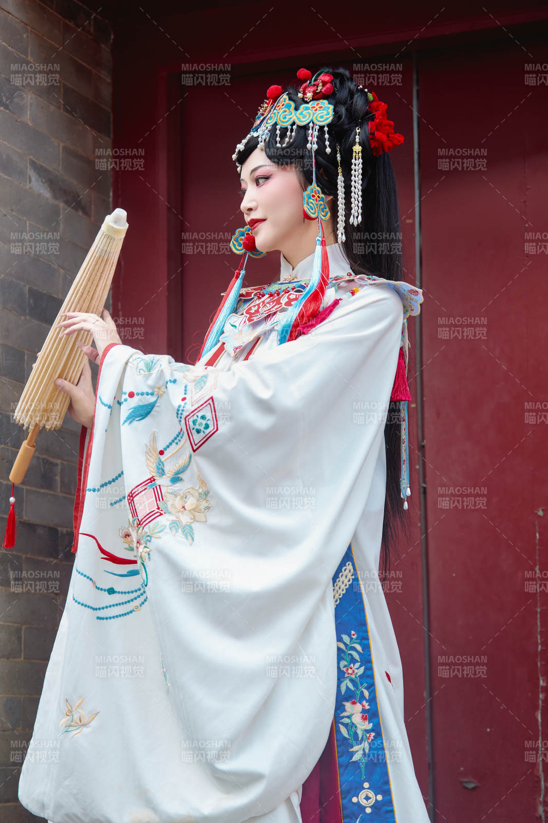 国潮戏曲服饰妆容手持油纸伞的中国美女图片