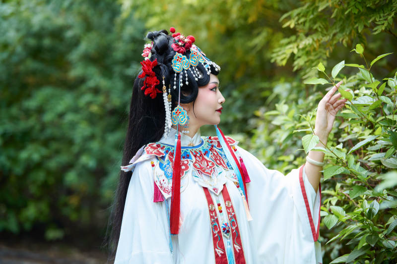 国潮戏曲服饰妆容手持油纸伞的中国美女图片