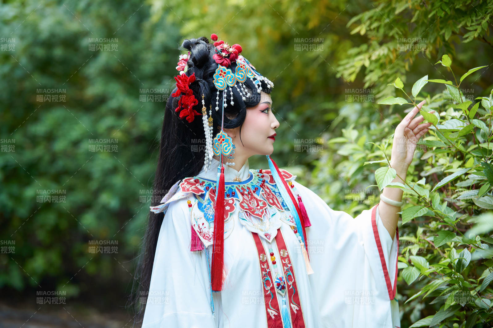 国潮戏曲服饰妆容手持油纸伞的中国美女图片