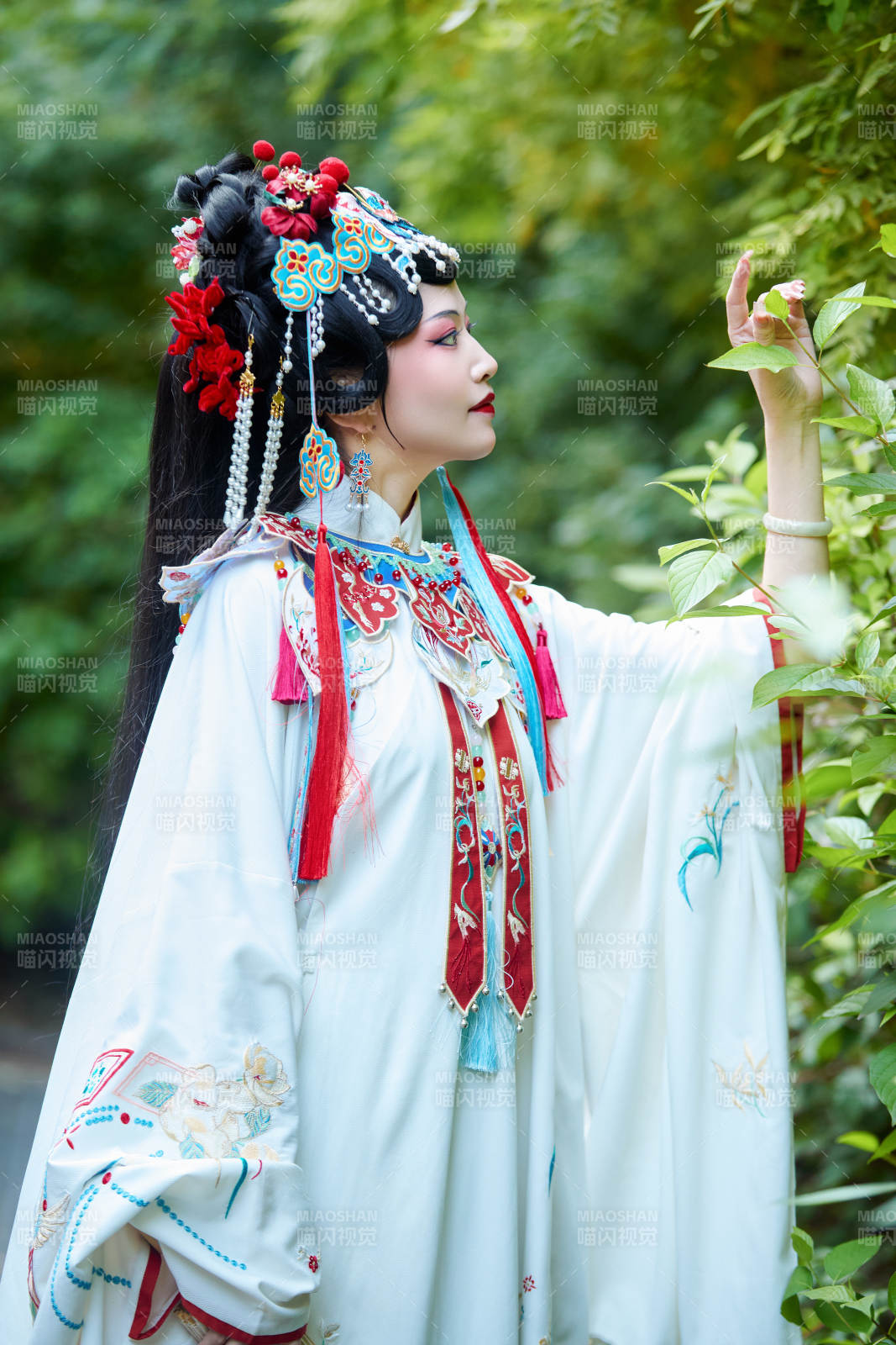 国潮戏曲服饰妆容手持油纸伞的中国美女图片