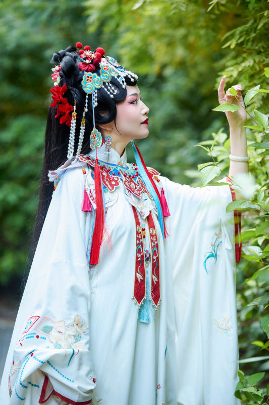 国潮戏曲服饰妆容手持油纸伞的中国美女图片