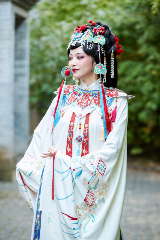 国潮戏曲服饰妆容手持油纸伞的中国美女图片