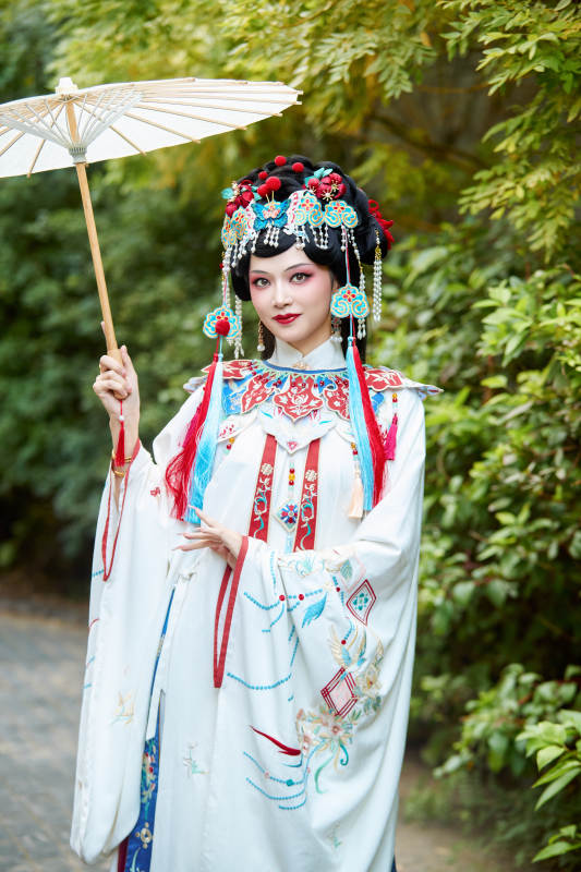 国潮戏曲服饰妆容手持油纸伞的中国美女图片