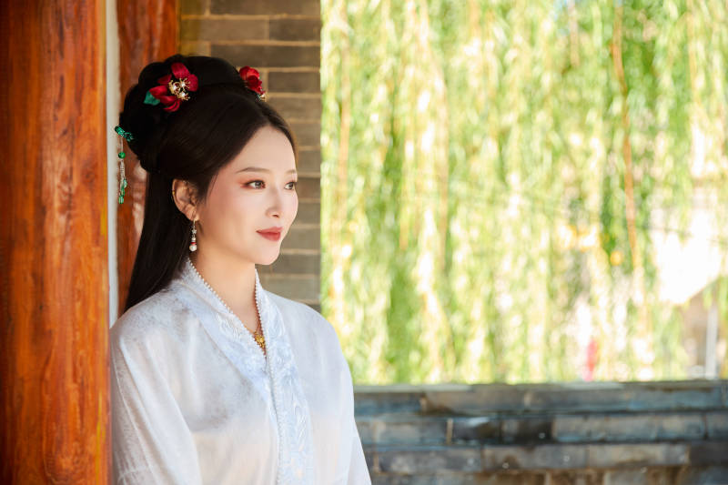 穿着中国汉族服饰马面裙的东方女性图片