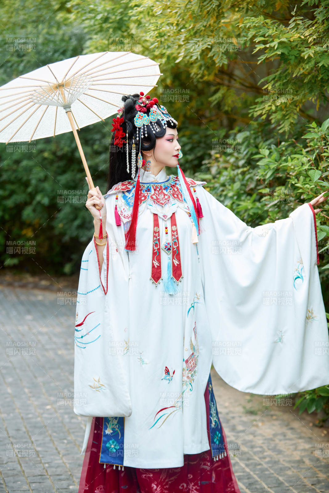 国潮戏曲服饰妆容手持油纸伞的中国美女图片