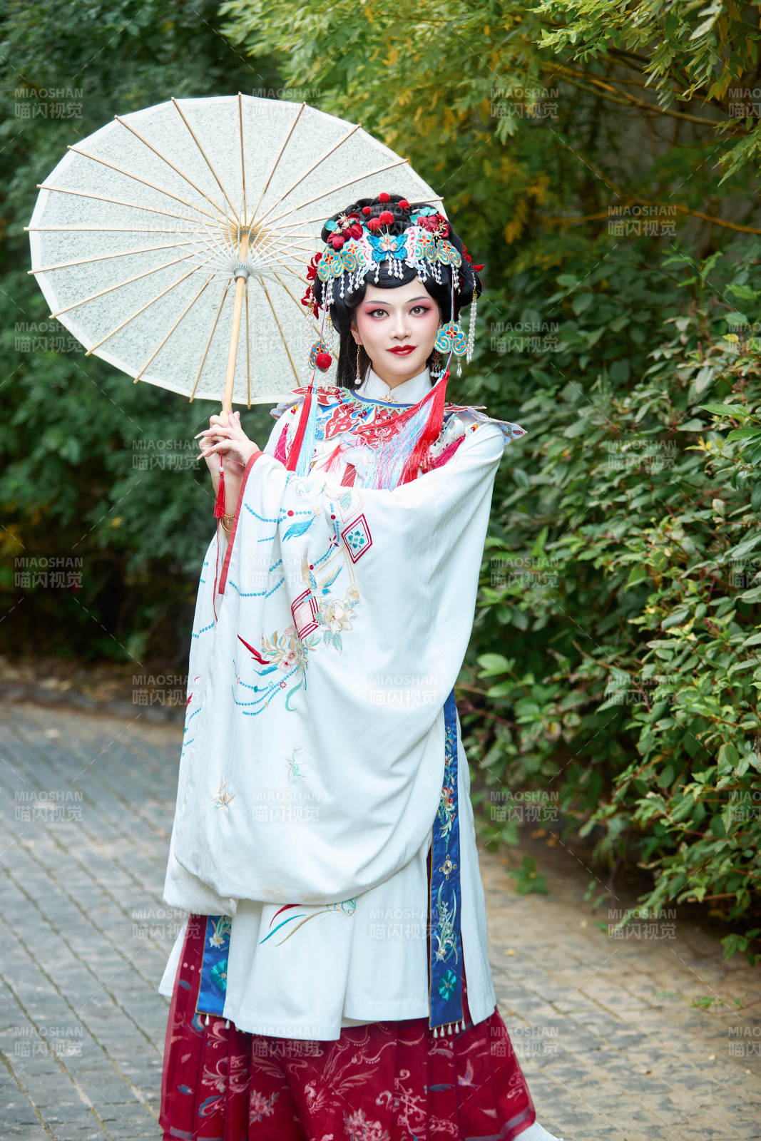 国潮戏曲服饰妆容手持油纸伞的中国美女图片