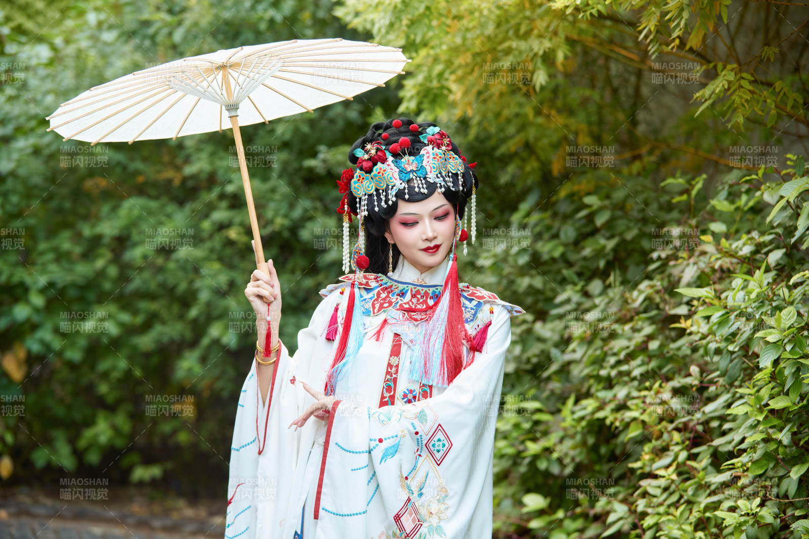 国潮戏曲服饰妆容手持油纸伞的中国美女图片