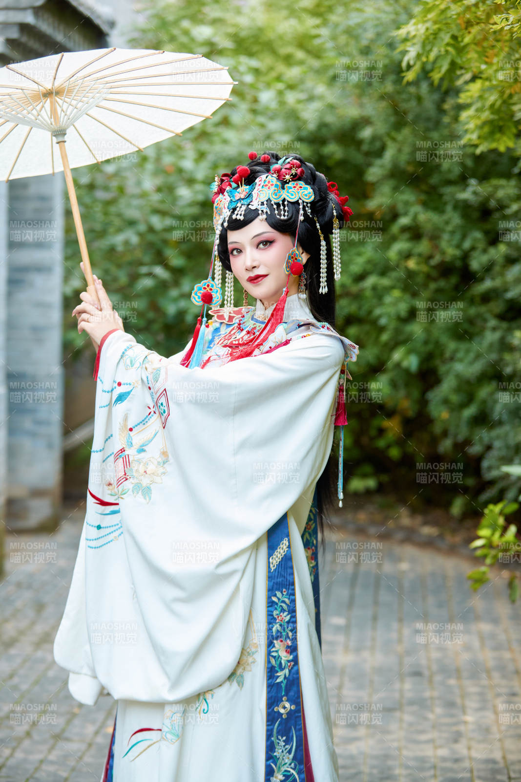 国潮戏曲服饰妆容手持油纸伞的中国美女图片