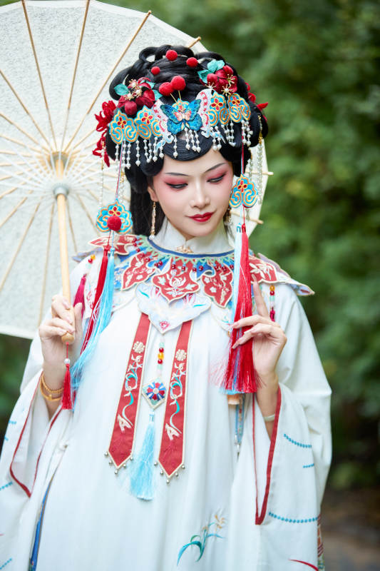 国潮戏曲服饰妆容手持油纸伞的中国美女图片