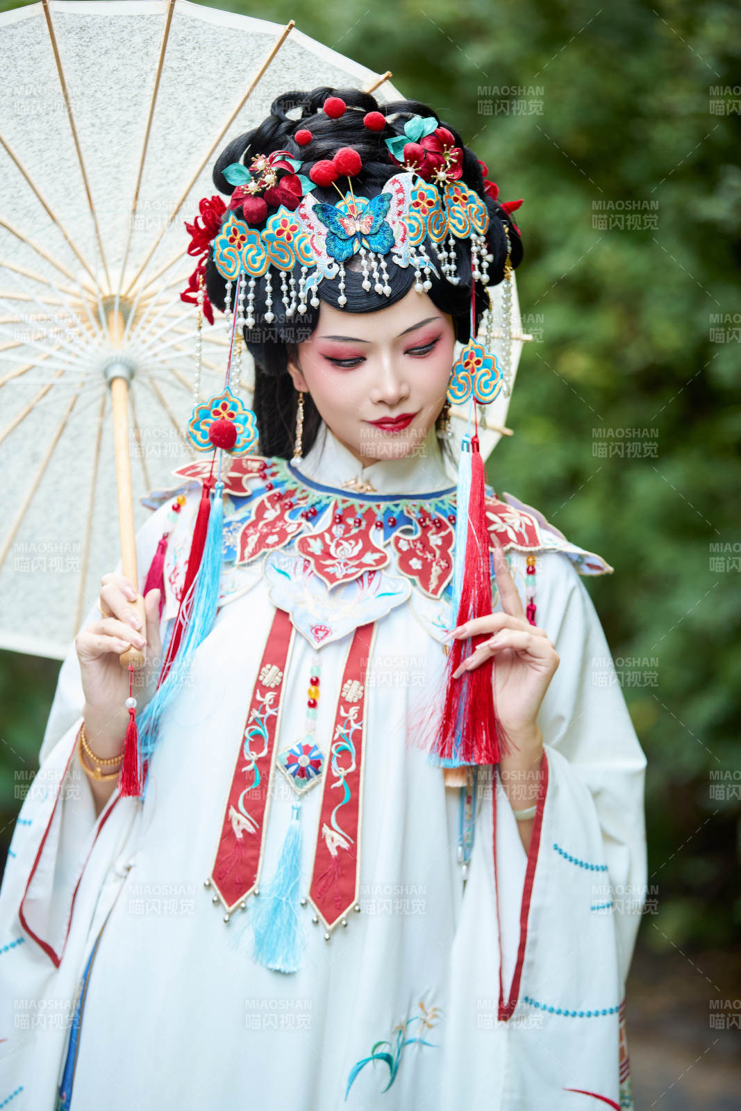 国潮戏曲服饰妆容手持油纸伞的中国美女图片