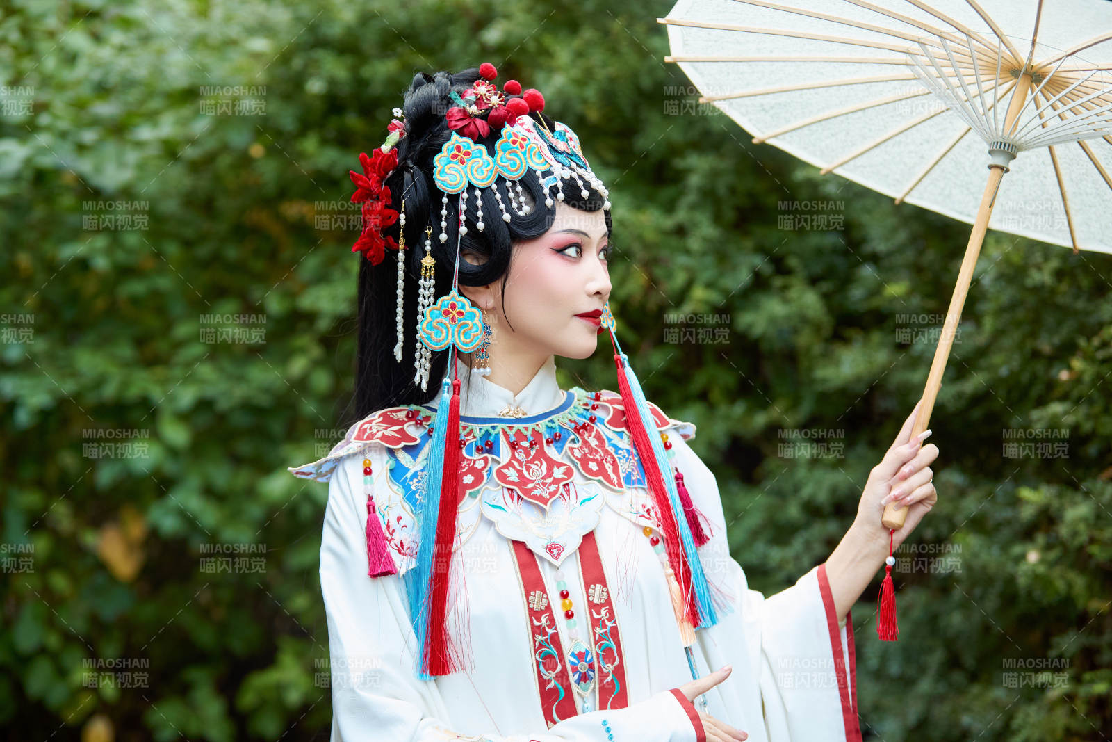 国潮戏曲服饰妆容手持油纸伞的中国美女图片