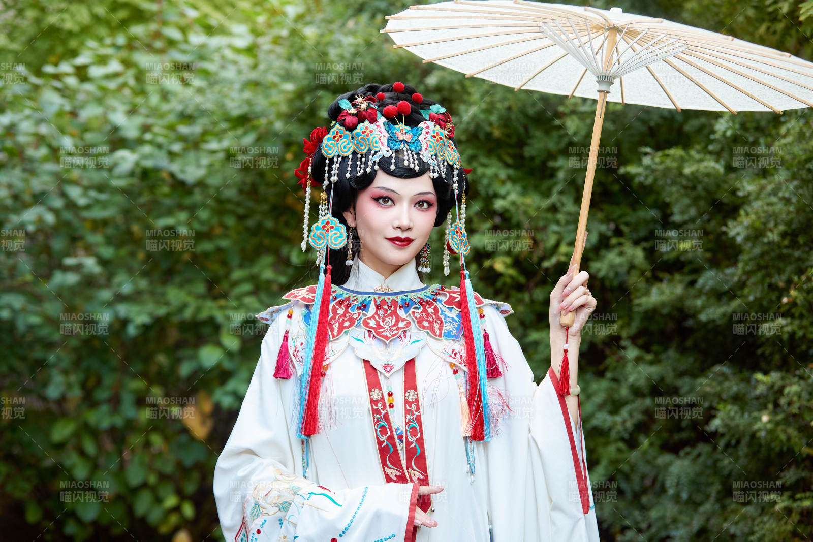 国潮戏曲服饰妆容手持油纸伞的中国美女图片