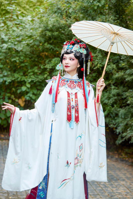 国潮戏曲服饰妆容手持油纸伞的中国美女图片