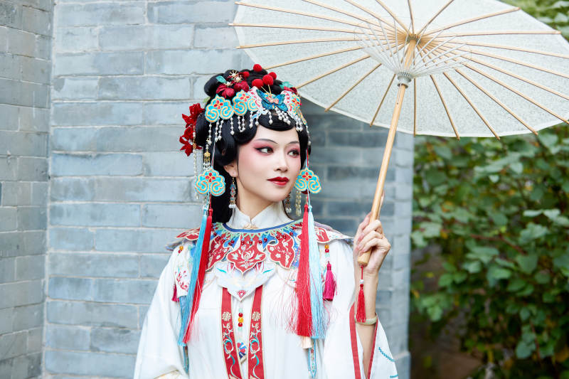 国潮戏曲服饰妆容手持油纸伞的中国美女图片