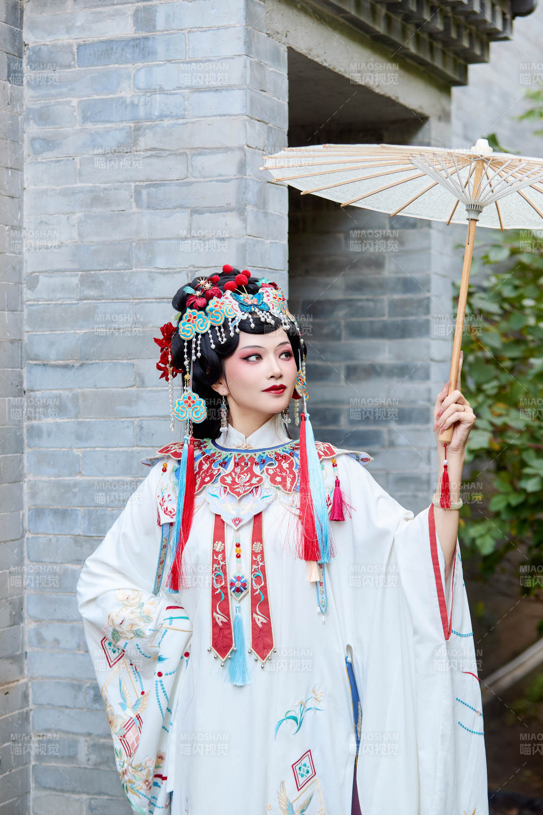 国潮戏曲服饰妆容手持油纸伞的中国美女图片