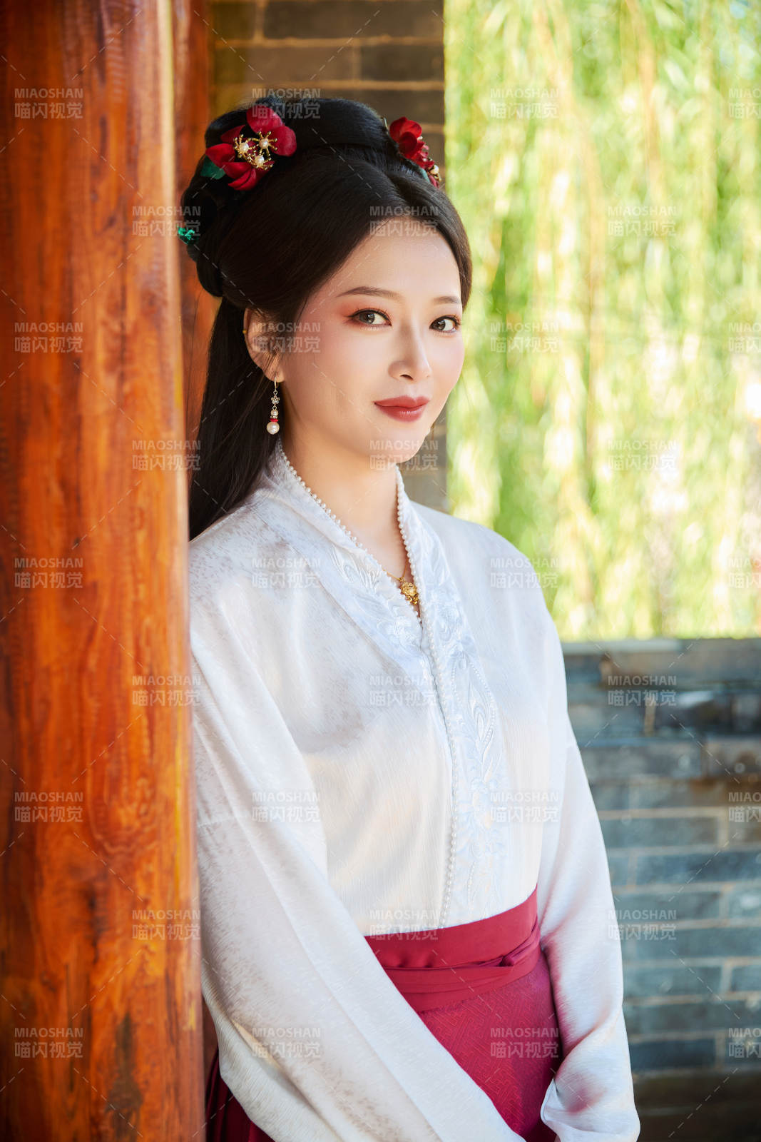 穿着中国汉族服饰马面裙的东方女性图片