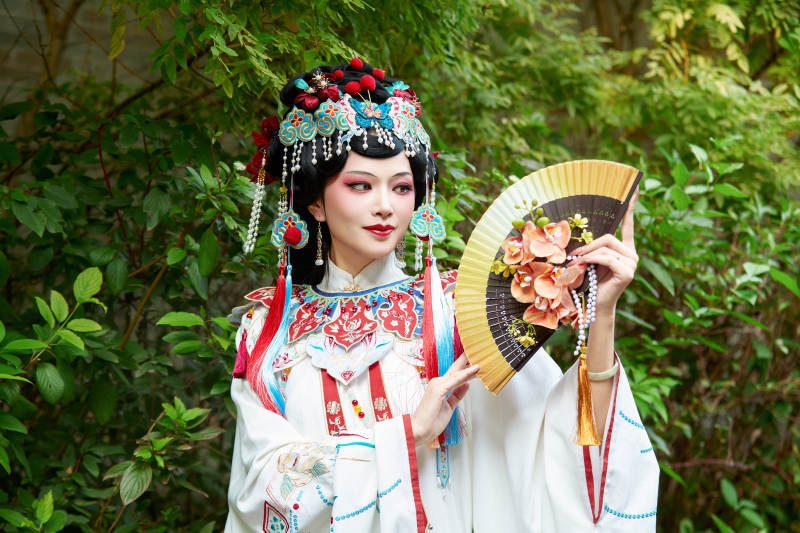 身穿国潮戏曲服饰装扮手拿花扇的中国美女图片