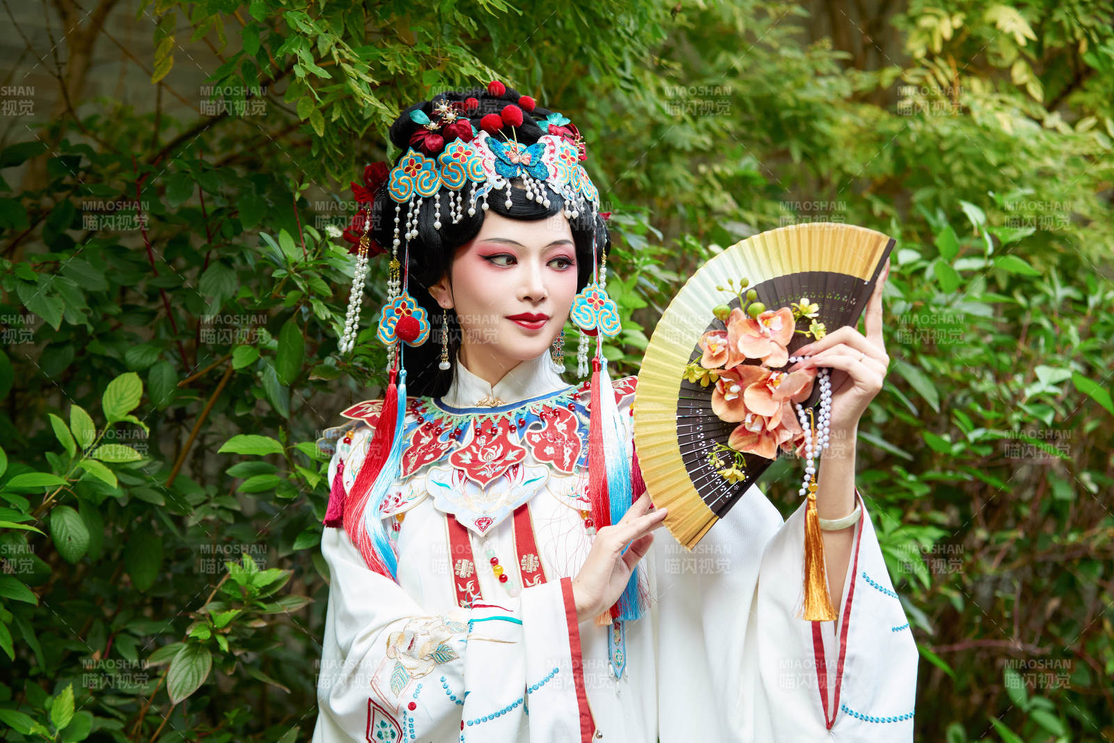 身穿国潮戏曲服饰装扮手拿花扇的中国美女图片