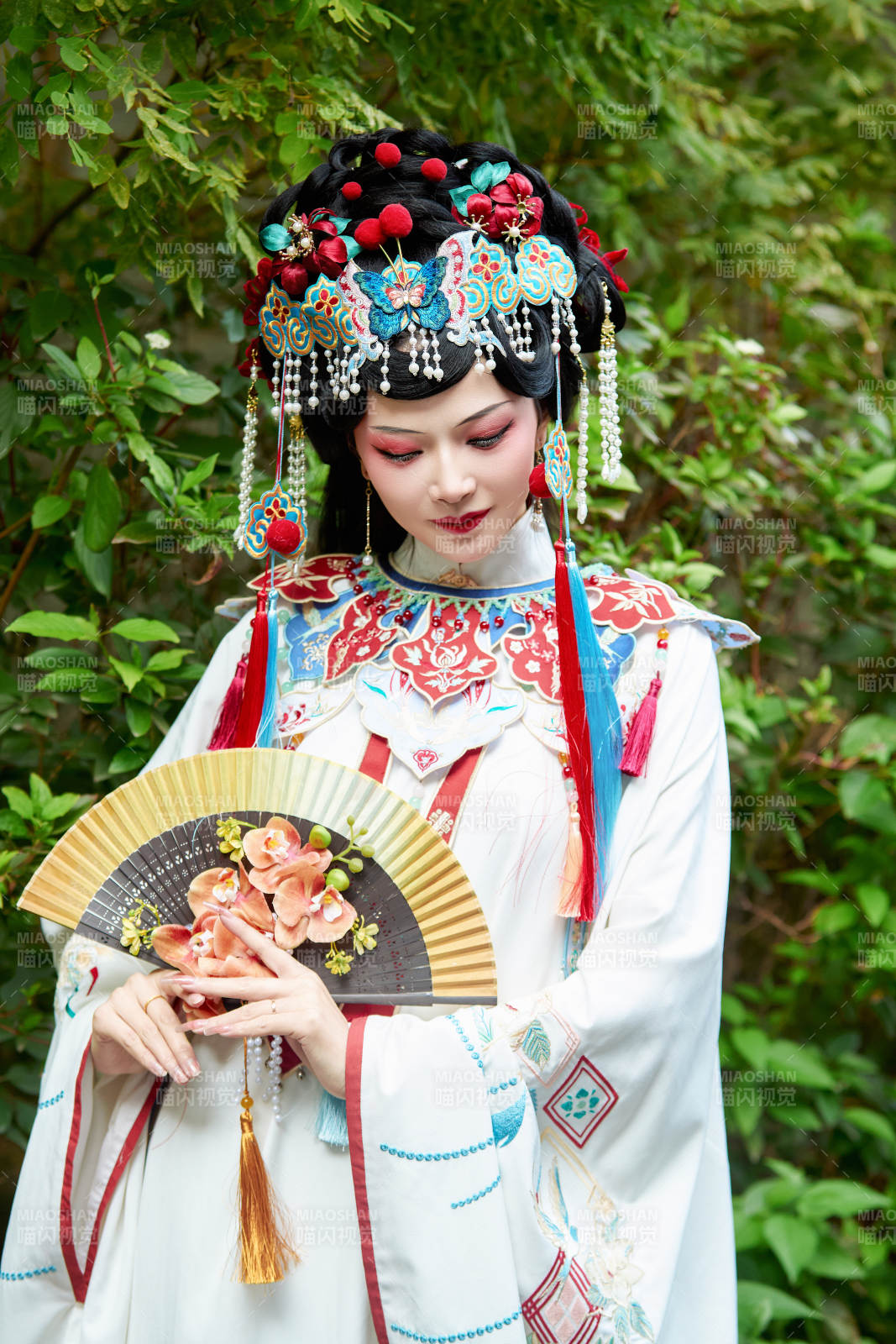 身穿国潮戏曲服饰装扮手拿花扇的中国美女图片