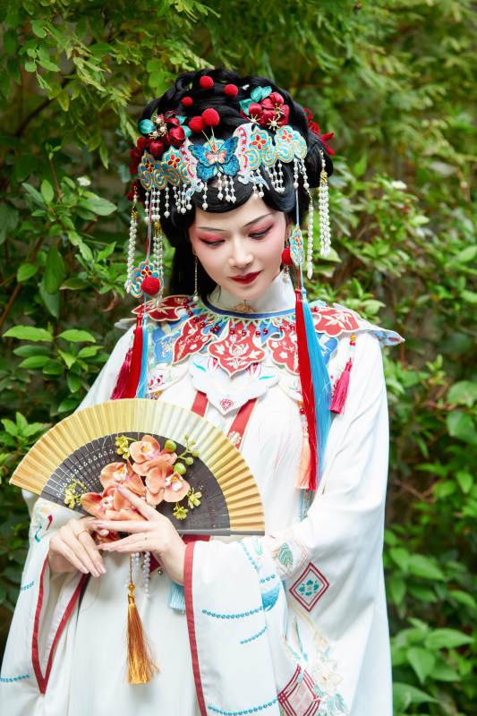 身穿国潮戏曲服饰装扮手拿花扇的中国美女图片