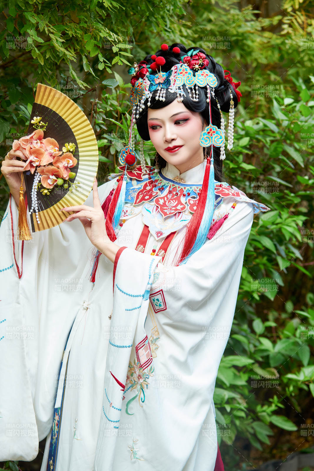 身穿国潮戏曲服饰装扮手拿花扇的中国美女图片