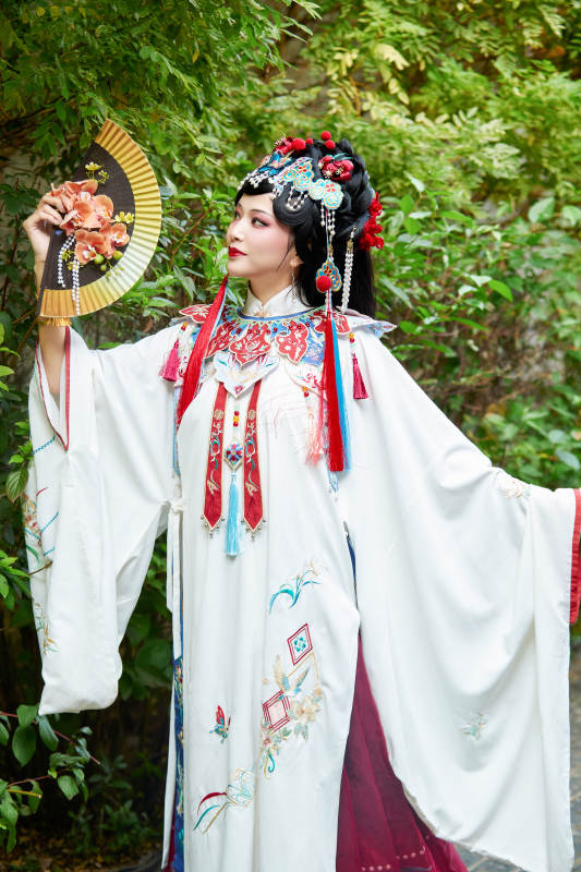 身穿国潮戏曲服饰装扮手拿花扇的中国美女图片