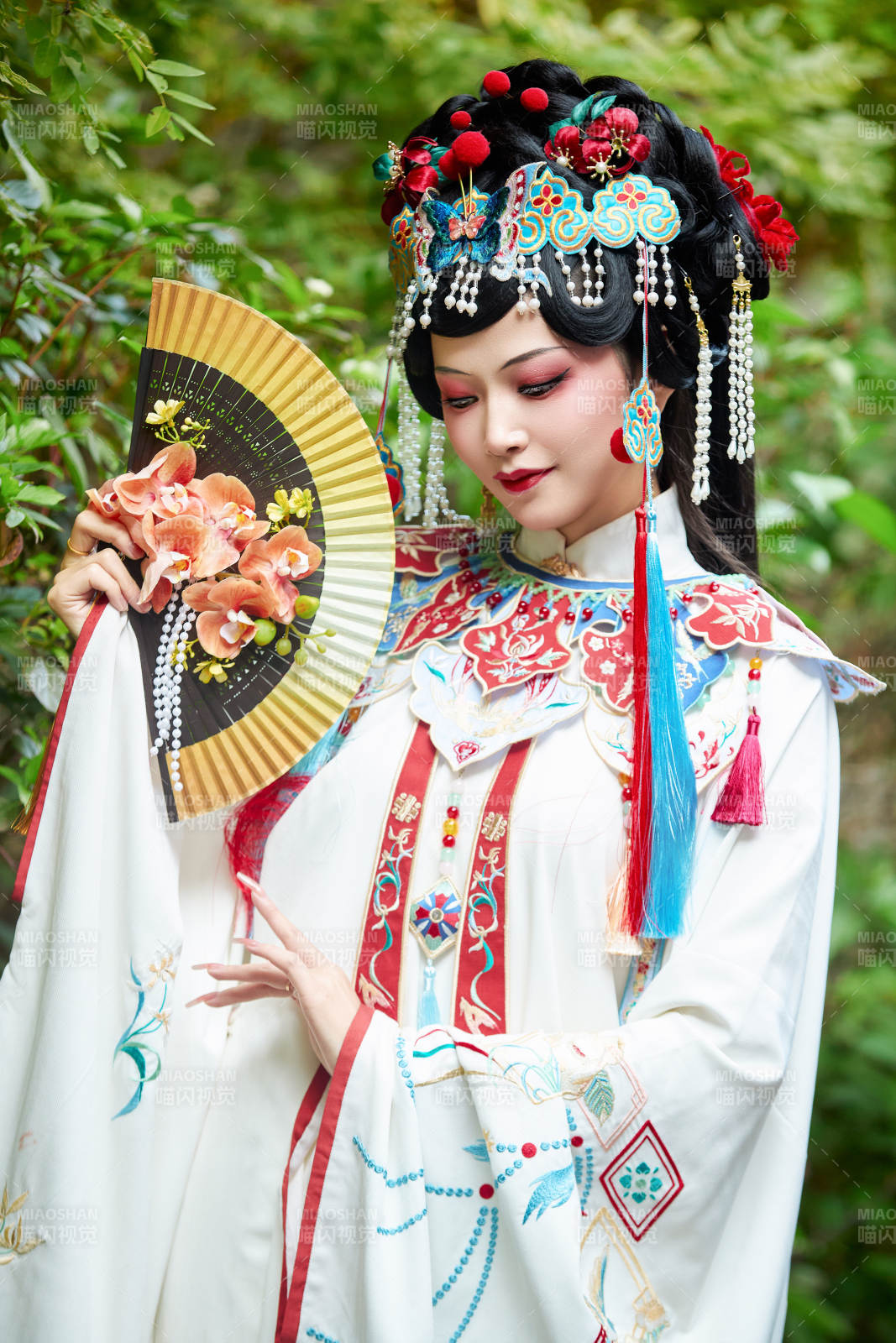 身穿国潮戏曲服饰装扮手拿花扇的中国美女图片