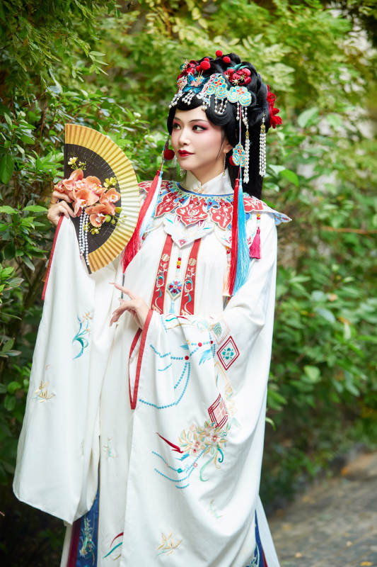 身穿国潮戏曲服饰装扮手拿花扇的中国美女图片