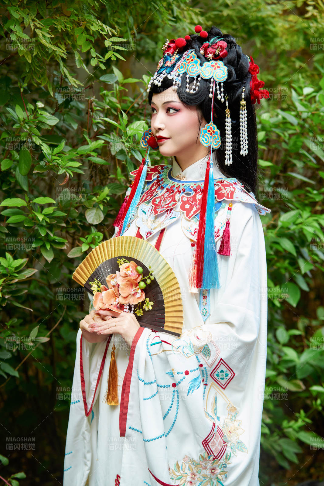 身穿国潮戏曲服饰装扮手拿花扇的中国美女图片