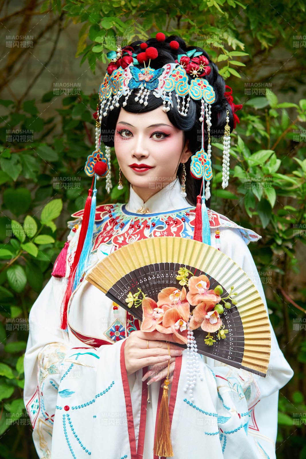 身穿国潮戏曲服饰装扮手拿花扇的中国美女图片