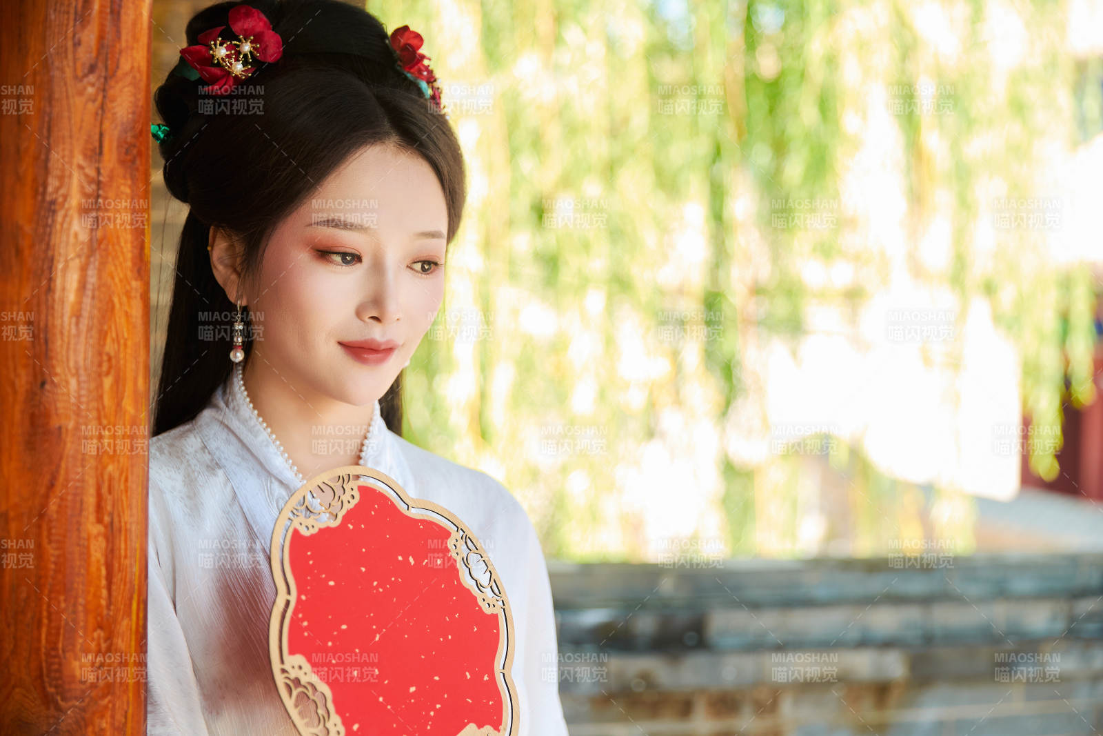 穿着中国汉族服饰马面裙的东方女性图片