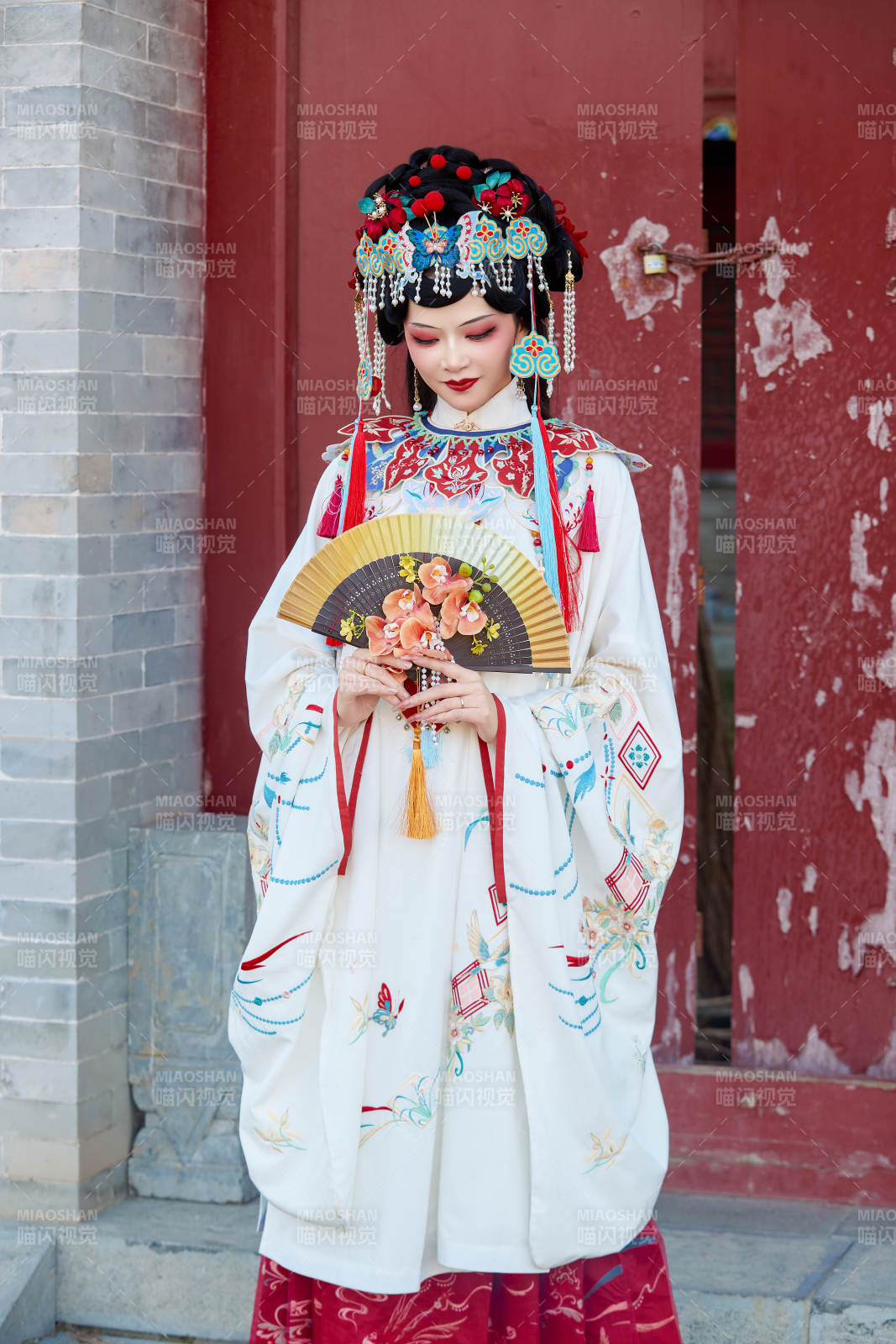 身穿国潮戏曲服饰装扮手拿花扇的中国美女图片