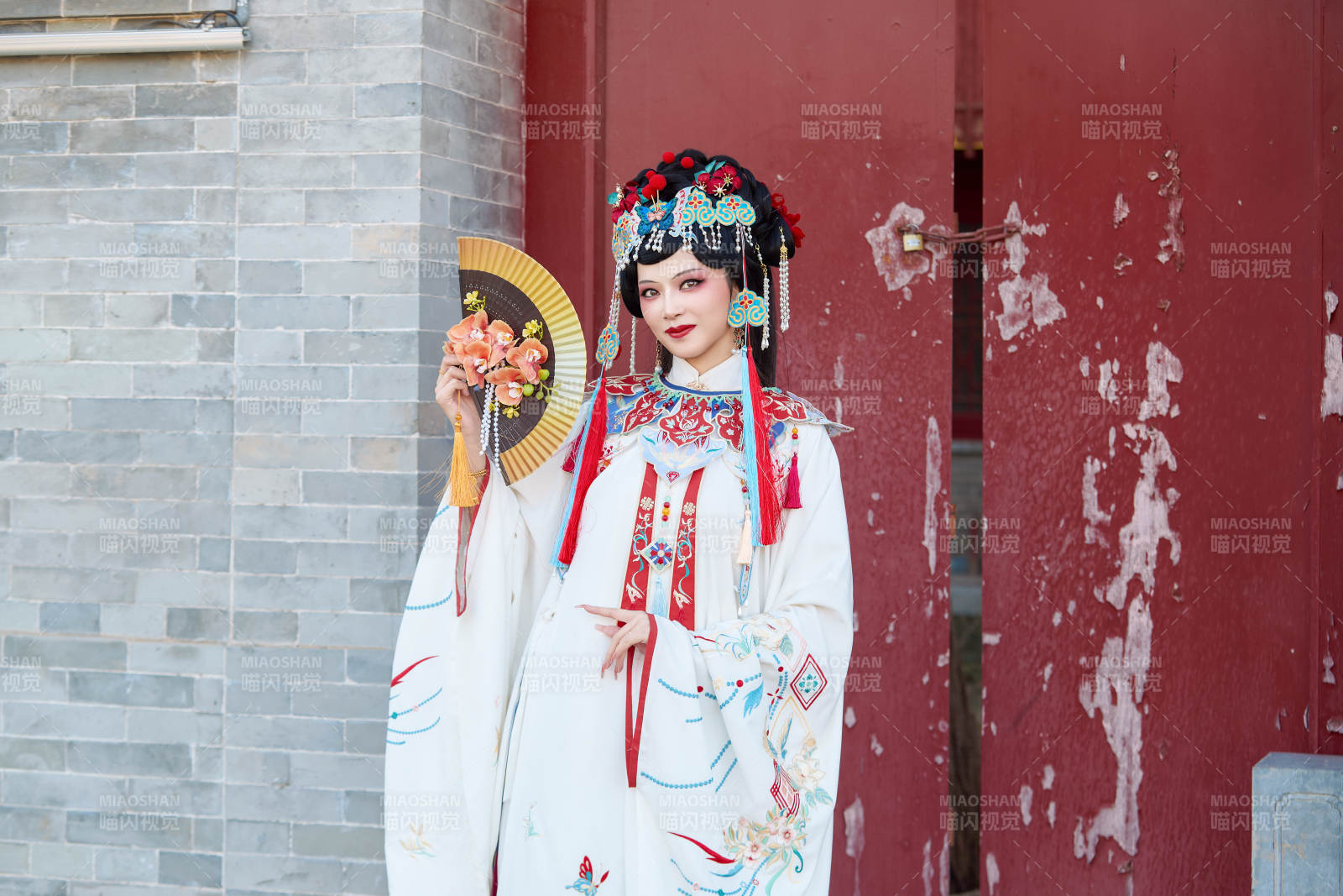 身穿国潮戏曲服饰装扮手拿花扇的中国美女图片