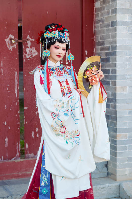 身穿国潮戏曲服饰装扮手拿花扇的中国美女图片