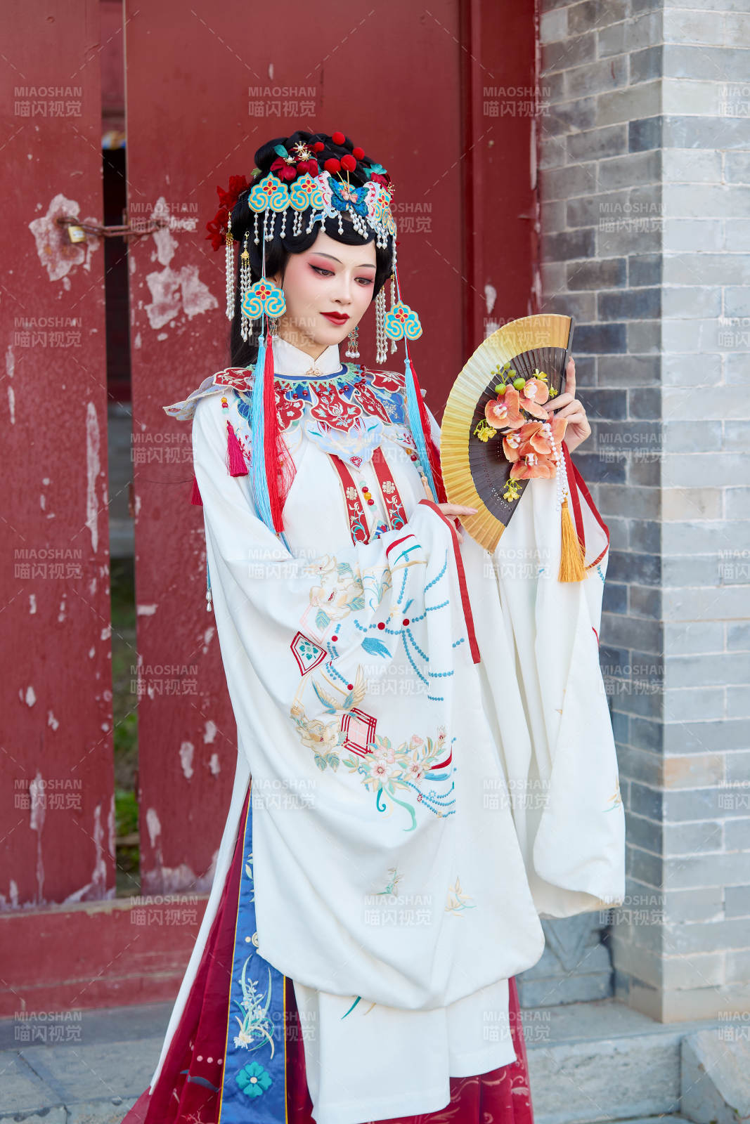 身穿国潮戏曲服饰装扮手拿花扇的中国美女图片