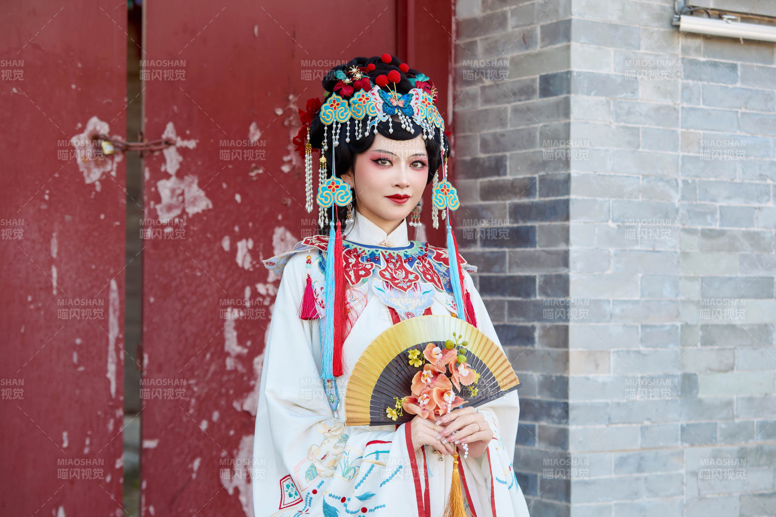 身穿国潮戏曲服饰装扮手拿花扇的中国美女图片