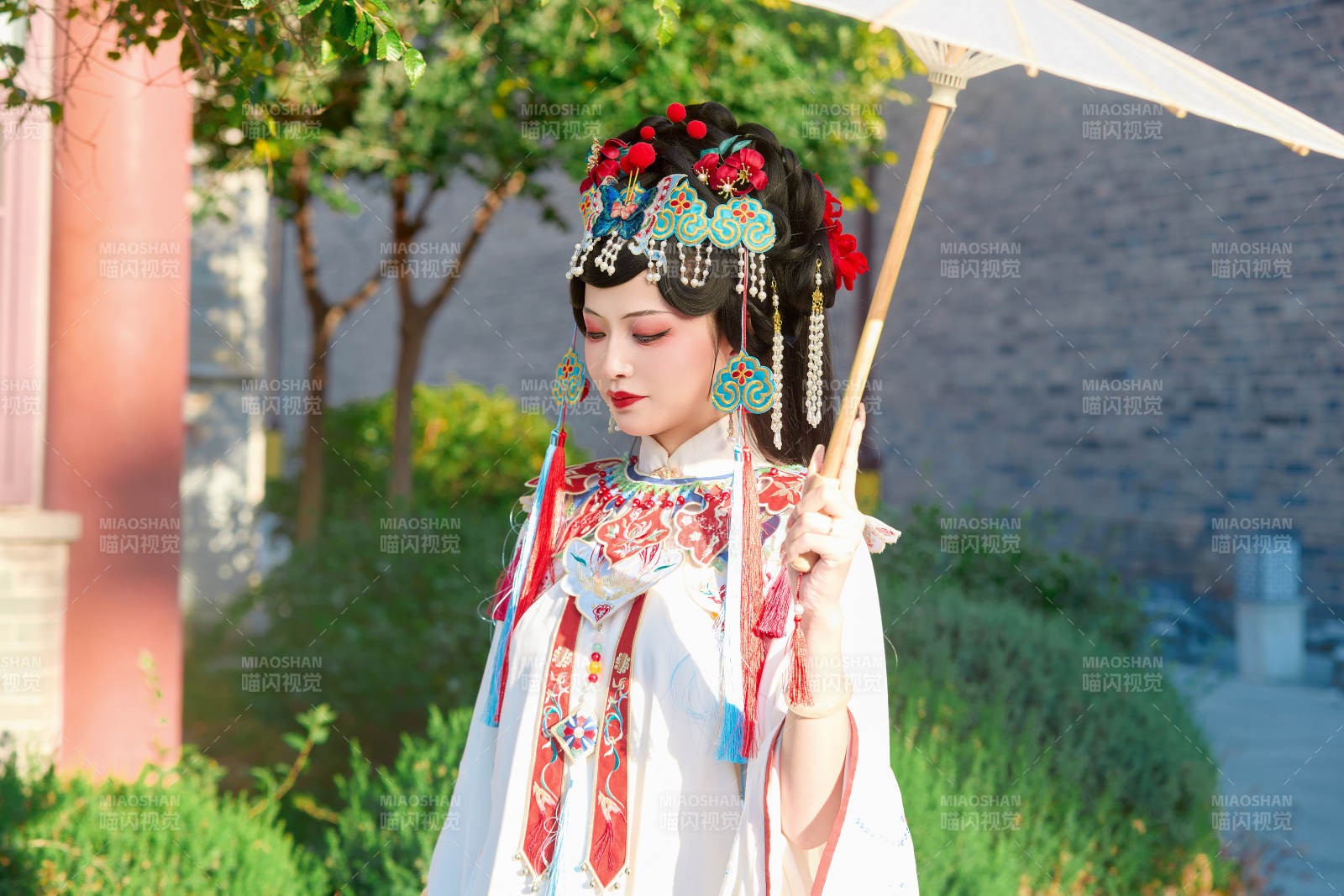 国潮戏曲服饰妆容手持油纸伞的中国美女图片