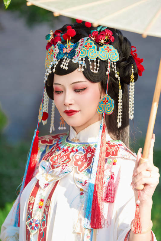 国潮戏曲服饰妆容手持油纸伞的中国美女图片