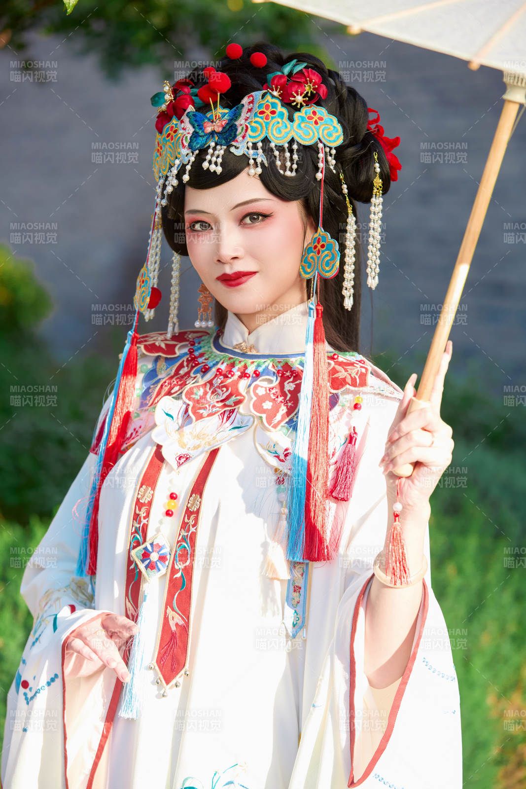 国潮戏曲服饰妆容手持油纸伞的中国美女图片